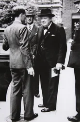 Churchill sale de Downing Street hacia el Palacio de Buckingham, para llevar una carta del presidente de EE.UU. al Rey Jorge VI, 1941